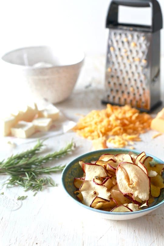 Cheddar, Apple & Rosemary Crackers | TheNoshery.com - @thenoshery