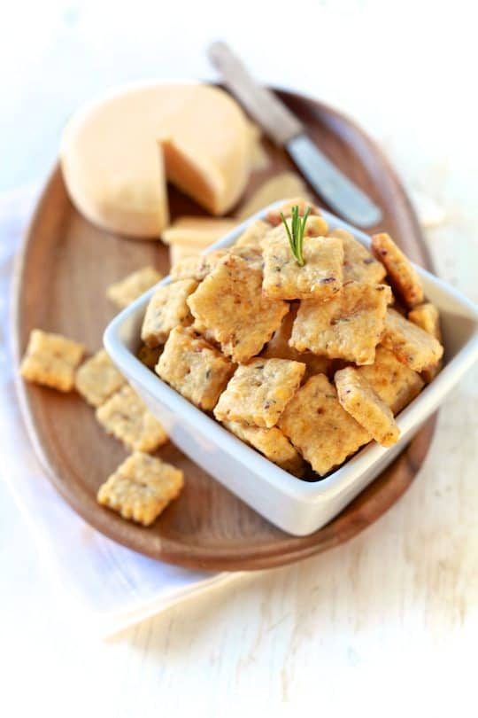 Cheddar, Apple & Rosemary Crackers | TheNoshery.com - @thenoshery