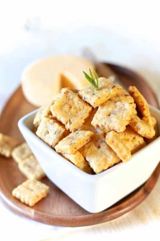 Cheddar, Apple & Rosemary Crackers | TheNoshery.com - @thenoshery