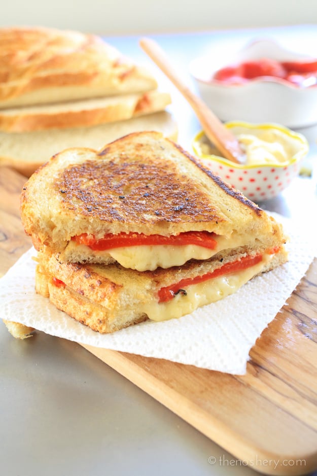 Perfectly Crispy Pimento Grilled Cheese - TheNoshery.com 