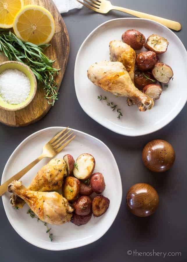 Cosce di pollo al forno e patate con limone ed erbe