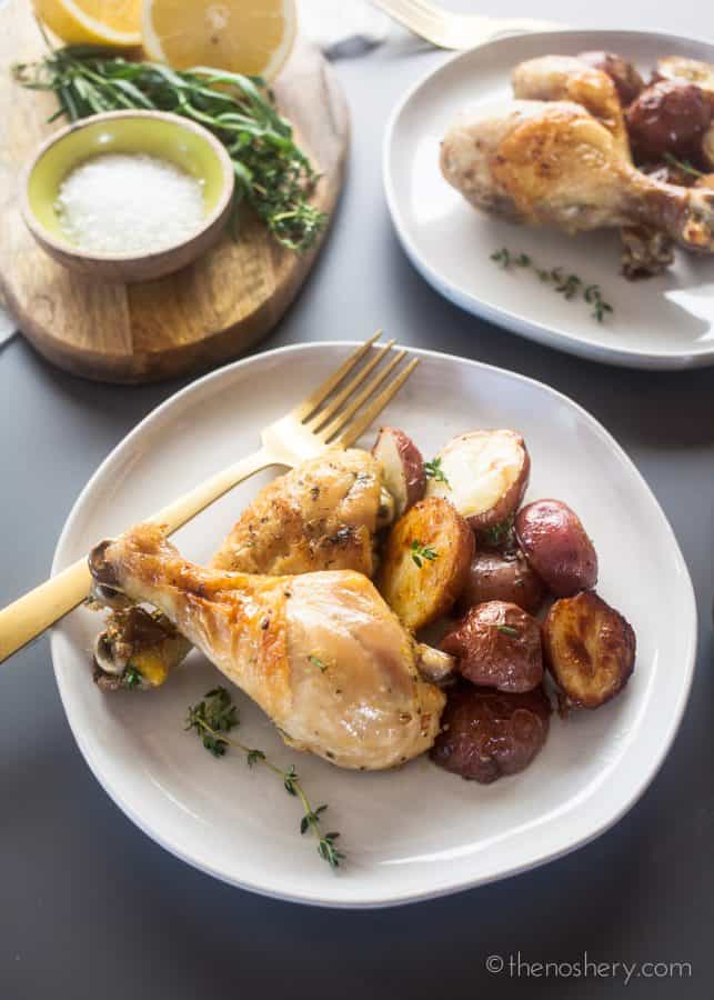 Pernas de frango assadas e batatas com limão e erva 