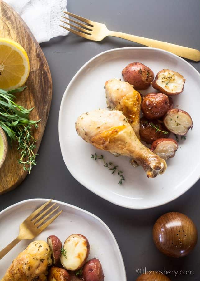 Pernas de frango assadas e batatas com limão e ervas