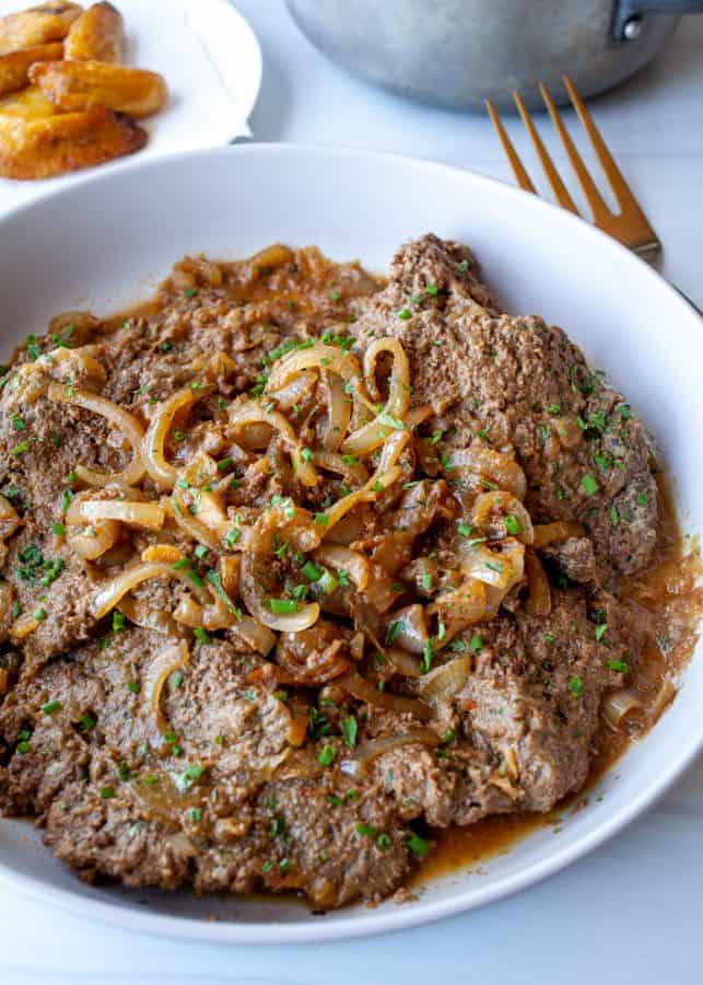 Bistec Encebollado Puerto Rican Steak And Onions The Noshery